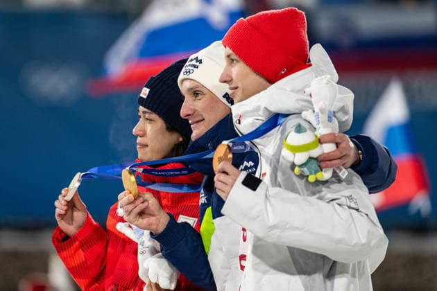(L-R) Domen Prevc (Slowenien), der Zweitplatzierte Ren Nikaido (Japan) und der Drittplatzierte Kacper Tomasiak (Polen) jubeln bei der Siegerehrung über ihre Medaillen. ITA, Olympische Spiele Milano Cortina 2026, Olympia, Skispringen, Großschanze Herren Einzel, 14.02.2026 ITA, Olympische Spiele Milano Cortina 2026, Olympia, Skispringen, Großschanze Herren Einzel, 14.02.2026 Predazzo *** L R Domen Prevc Slovenia , runner-up Ren Nikaido Japan and third-placed Kacper Tomasiak Poland celebrate their medals at the award ceremony ITA, Olympic Games Milano Cortina 2026, Olympic Games, Ski Jumping, Large Hill Mens Individual, 14 02 2026 ITA, Olympic Games Milano Cortina 2026, Olympic Games, Ski Jumping, Large Hill Mens Individual, 14 02 2026 Predazzo Copyright: xEibner-Pressefoto Memmlerx EP_MMR