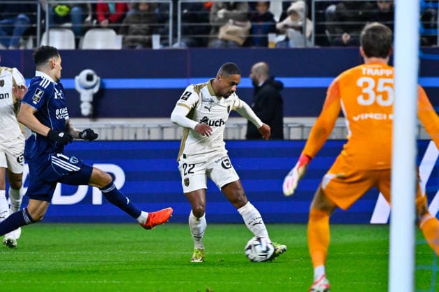 FOOTBALL : Paris FC vs Lens - Ligue 1 - 14 02 2026 Wesley Said ( 22 - Lens ) and Kevin Trapp ( 35 - PFC ) during the Ligue 1 match between Paris FC and RC Lens at Stade Jean Bouin on February 14, 2026 in Paris, France. ( Photo by Federico Pestellini PsnewZ ) - ParisFrance  Copyright: xFedericoxPestellinix