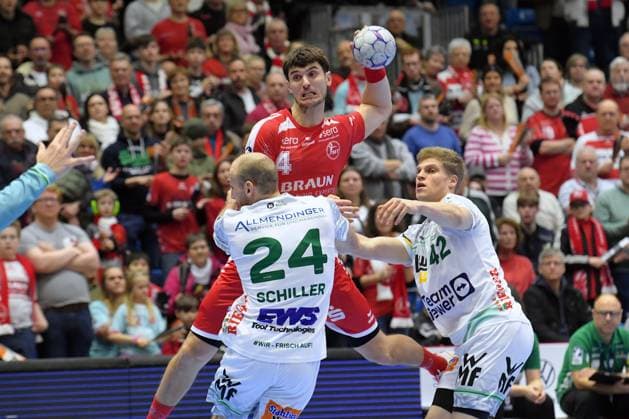 Nikolaj Enderleit (MT Melsungen 4) (am Ball), Marcel Schiller (Frisch Auf Goeppingen 24), Martin Hanne (Frisch Auf Goeppingen 42) (R) , GER, MT Melsungen - Frisch Auf Goeppingen, Handball, 1. Bundesliga, 21. Spieltag, Saison 2025 2026, 14.02.2026, GER, MT Melsungen - Frisch Auf Goeppingen, Handball, 1. Bundesliga, 21. Spieltag, Saison 2025 2026, 14.02.2026 Kassel Copyright: xEibner-Pressefotox xRolandxSippelx EP_RSL