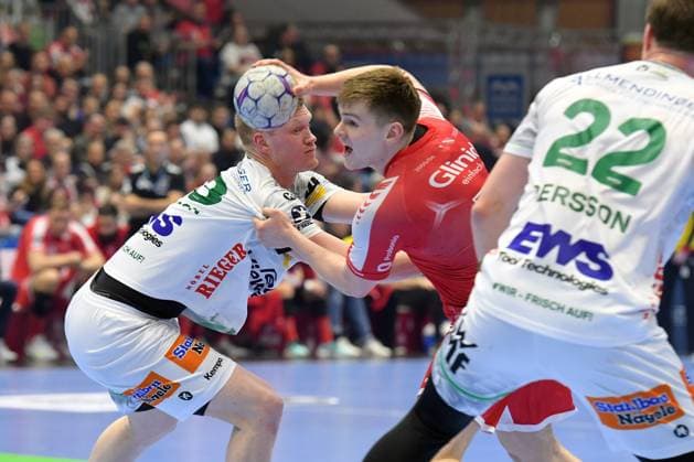 Reynir Thor Stefansson (MT Melsungen 19) (am Ball), Ymir Oern Gislason (Frisch Auf Goeppingen 33), Erik Persson (Frisch Auf Goeppingen 22) , GER, MT Melsungen - Frisch Auf Goeppingen, Handball, 1. Bundesliga, 21. Spieltag, Saison 2025 2026, 14.02.2026, GER, MT Melsungen - Frisch Auf Goeppingen, Handball, 1. Bundesliga, 21. Spieltag, Saison 2025 2026, 14.02.2026 Kassel Copyright: xEibner-Pressefotox xRolandxSippelx EP_RSL