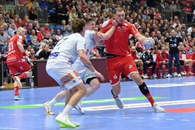 Dainis Kristopans (MT Melsungen 10) (am Ball), Victor Kloeve (Frisch Auf Goeppingen 7), Oskar Neudeck (Frisch Auf Goeppingen 2) , GER, MT Melsungen - Frisch Auf Goeppingen, Handball, 1. Bundesliga, 21. Spieltag, Saison 2025 2026, 14.02.2026, GER, MT Melsungen - Frisch Auf Goeppingen, Handball, 1. Bundesliga, 21. Spieltag, Saison 2025 2026, 14.02.2026 Kassel Copyright: xEibner-Pressefotox xRolandxSippelx EP_RSL