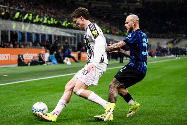 FC Internazionale v Juventus FC - Serie A Kenan Yildiz of Juventus FC competes for the ball with Federico Dimarco of FC Internazionale during the Serie A football match between FC Internazionale and Juventus FC. Milan Italy Copyright: xNicolòxCampox