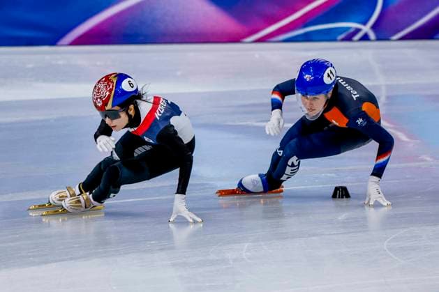 Gilli Kim of Republic of Korea and Michelle Velzeboer of the Netherlands Women s 1000m, Milano Cortina 2026 Winter Olympics: Day 8, Short Track Speed skating, Eisschnelllauf - Milano Cortina 2026 Winter Olympics: Day 8, Milano Speed Skating Stadium, February 14, 2026, Milan, Italy.