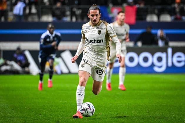 February 14, 2026, Paris, France, France: Florian THAUVIN of Lens during the Ligue 1 match between Paris FC and RC Lens at Jean-Bouin Stadium on February 14, 2026 in Paris, France. Paris France - ZUMAm308 20260214_zsp_m308_005 Copyright: xMatthieuxMirvillex