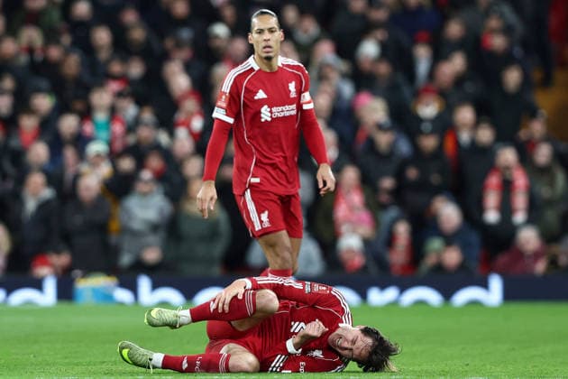 Liverpool v Brighton & Hove Albion, Emirates FA Cup Virgil van Dijk of Liverpool looks on as Federico Chiesa of Liverpool holds his leg after a knock during the Liverpool v Brighton & Hove Albion Emirates FA Cup 4th Round match at Anfield, Liverpool, England on 14 February 2026 Credit: Ian Stephen Every Second Media Editorial use only. All images are copyright Every Second Media Limited. No images may be reproduced without prior permission. All rights reserved. Premier League and Football League images are subject to licensing agreements with Football DataCo Limited. see https: www.football-dataco.com Copyright: xIMAGO EveryxSecondxMediax ESM-1800-0045 IanxStephenx xEveryxSecondxMediax