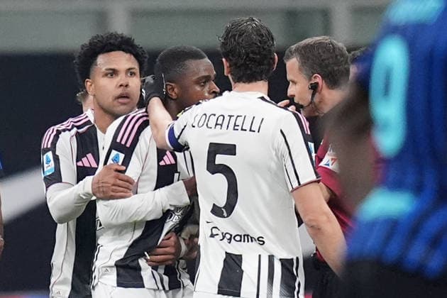 Red card to Juventus Pierre Kalulu during the Serie A soccer match between Inter and Juventus at the San Siro Stadium in Milan , north Italy - Saturday , February 14 , 2025. - Soccer .  Copyright: xSpada LaPressex