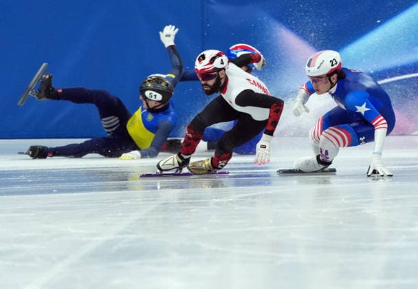 February 14, 2026, Milan, ITALY: Canada s Steven Dubios (4) and USA s Brandon Kim pass Ukraine s Oleh Handei as he crashes during the Men s quarterfinal 1500m Short Track Speed skating, Eisschnelllauf event during the 2026 Milan Cortina Winter Olympics in Milan, Italy on Saturday, February 14, 2026. Canada News - February 14, 2026  - ZUMAc35_ 20260214_zaf_c35_141 Copyright: xNathanxDenettex