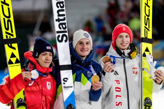OLYMPICS - Winter Olympic Games, Olympische Spiele, Olympia, OS Milano Cortina 2026 PREDAZZO,ITALY,14.FEB.26 - OLYMPICS, Ski jumping, Skispringen, Ski, nordisch - Winter Olympic Games Milano Cortina 2026, large hill, men, medal ceremony. Image shows Ryoyu Kobayashi (JPN), Domen Prevc (SLO) and Kacper Tomasiak (POL).  GEPAxpictures xMatthiasxTrinkl