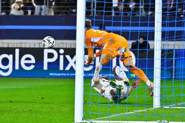 FOOTBALL : Paris FC vs Lens - Ligue 1 - 14 02 2026 Kevin Trapp ( 35 - PFC ) and Ruben Aguilar ( 2 - Lens ) during the Ligue 1 match between Paris FC and RC Lens at Stade Jean Bouin on February 14, 2026 in Paris, France. ( Photo by Federico Pestellini PsnewZ ) - ParisFrance  Copyright: xFedericoxPestellinix
