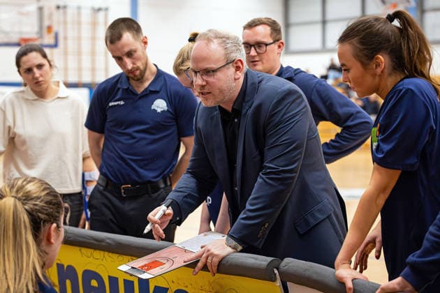 14.02.2026, xovx, Basketball Frauen 2. Bundesliga Nord, Bender Baskets Grünberg - Astro Ladies Bochum Trainer Mario Zurkowski (VfL VIACTIV-AstroLadies Bochum) Grünberg Sporthalle Theo-Koch-Schule Hessen Deutschland (DE)