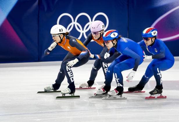 MILAN - Selma Poutsma and ZoÃ« Deltrap during the 3000-meter relay short track Speed skating, Eisschnelllauf event at the Milan Ice Skating Area at the Milan Winter Olympics. SEM VAN DER WAL ANP xVIxANPxSportx xxANPxIVx 550715484 originalFilename: 550715484.jpg