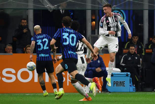 FC Internazionale v Juventus FC - Serie A Emil Holm plays during the Serie A match between FC Internazionale and Juventus in Milano, Italy, on February 14, 2026, at Giuseppe Meazza Stadium. Milano Milano Italy  Copyright: xMairoxCinquettix originalFilename:cinquetti-fcintern260214_np1VA.jpg