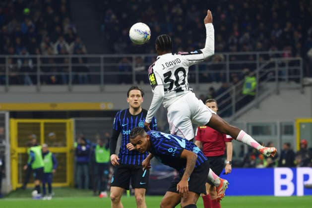 FC Internazionale v Juventus FC - Serie A Jonathan David plays during the Serie A match between FC Internazionale and Juventus in Milano, Italy, on February 14, 2026, at Giuseppe Meazza Stadium Milano Milano Italy  Copyright: xMairoxCinquettix originalFilename:cinquetti-fcintern260214_npmGo.jpg