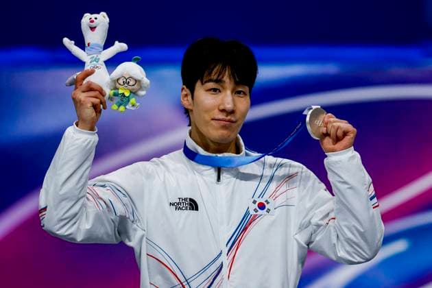 second Daeheon Hwang of Republic of Korea smiling during the medal ceremony after Men s 1500m Finals, Milano Cortina 2026 Winter Olympics: Day 8, Short Track Speed skating, Eisschnelllauf - Milano Cortina 2026 Winter Olympics: Day 8, Milano Speed Skating Stadium, February 14, 2026, Milan, Italy.