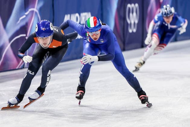 ITALY, MILAN - FEBRUARY 14, 2026: Michelle Velzboer of the Netherlands and Elisa Confortola (L-R) of Italy compete in the women s 3,000m short-track Speed skating, Eisschnelllauf relay semifinals during the 2026 Winter Olympic Games, Olympische Spiele, Olympia, OS at the Milano Ice Skating Arena. Peter Kovalev TASS  88720735