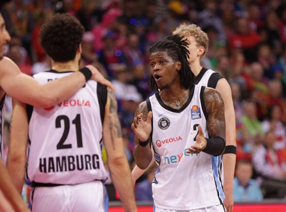 Leonard Thorpe Jr. (Hamburg) applaudiert, Telekom Baskets Bonn vs Veolia Towers Hamburg, easyCredit BBL, 20. Spieltag, Telekom Dome Bonn, 14.02.2026.