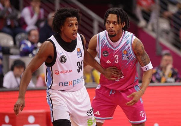 Ross Williams (Hamburg, L) und Zach Cooks (Bonn), Telekom Baskets Bonn vs Veolia Towers Hamburg, easyCredit BBL, 20. Spieltag, Telekom Dome Bonn, 14.02.2026.