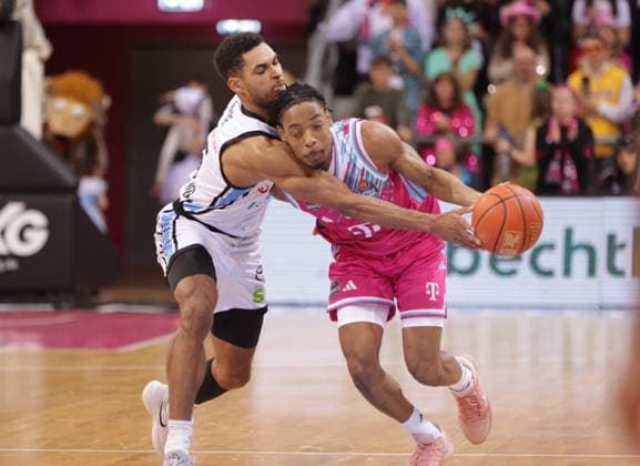 Kenneth Ogbe (Hamburg, L) und Jalen Finch (Bonn), Telekom Baskets Bonn vs Veolia Towers Hamburg, easyCredit BBL, 20. Spieltag, Telekom Dome Bonn, 14.02.2026.