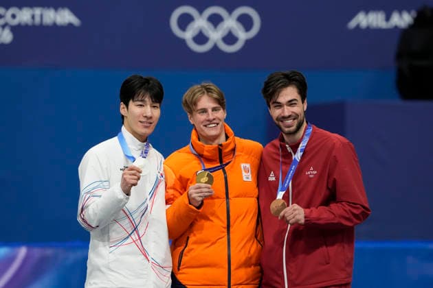 Gold Medalist Jens Van t Wout, of Netherlands, center, poses with Silver Medalist Daeheon Hwang, of South Korea, left, and Bronze Medalist Roberts Kruzbergs, of Latvia during the Medal Ceremony for the Men s Short Track Speed skating, Eisschnelllauf 1500m Finals at the Milano Figure skating, Eiskunstlauf Arena in Milan, Italy on Saturday, February 14, 2026.  OLY20260214134 RichardxEllis