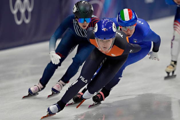 Michelle Velzeboer, 11, of Netherlands maintains the lead during the Women s Short Track Speed skating, Eisschnelllauf 3000m Relay Semifinals at the Milano Figure skating, Eiskunstlauf Arena in Milan, Italy on Saturday, February 14, 2026.  OLY20260214151 RichardxEllis