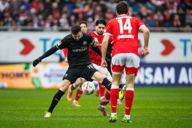 Branimir Hrgoto (SpVgg Greuther Fuerth) im Zweikampf mit Semi Sahin (1.FC Kaiserslautern) und Jacob Rasmussen (1.FC Kaiserslautern), 1. FC Kaiserslautern vs SpVgg Greuther Fuerth, Fussball, 2. Bundesliga, 22. Spieltag, Saison 2025 2026, 14.02.2025 1. FC Kaiserslautern vs SpVgg Greuther Fuerth, Fussball, 2. Bundesliga, 22. Spieltag, Saison 2025 2026, 14.02.2025