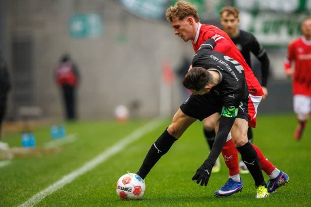 Mika Haas (1.FC Kaiserslautern) im Zweikampf mit Branimir Hrgoto (SpVgg Greuther Fuerth), 1. FC Kaiserslautern vs SpVgg Greuther Fuerth, Fussball, 2. Bundesliga, 22. Spieltag, Saison 2025 2026, 14.02.2025 1. FC Kaiserslautern vs SpVgg Greuther Fuerth, Fussball, 2. Bundesliga, 22. Spieltag, Saison 2025 2026, 14.02.2025