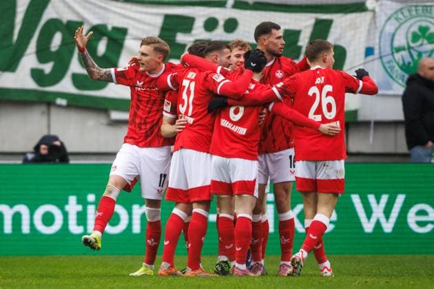 Semi Sahin (1.FC Kaiserslautern) bejubelt den Treffer zum 1:0 mit Norman Bassette (1.FC Kaiserslautern), Luca Sirch (1.FC Kaiserslautern), Mika Haas (1.FC Kaiserslautern), Atanas Chernev (1.FC Kaiserslautern) und Paul Joly (1.FC Kaiserslautern), 1. FC Kaiserslautern vs SpVgg Greuther Fuerth, Fussball, 2. Bundesliga, 22. Spieltag, Saison 2025 2026, 14.02.2025 1. FC Kaiserslautern vs SpVgg Greuther Fuerth, Fussball, 2. Bundesliga, 22. Spieltag, Saison 2025 2026, 14.02.2025