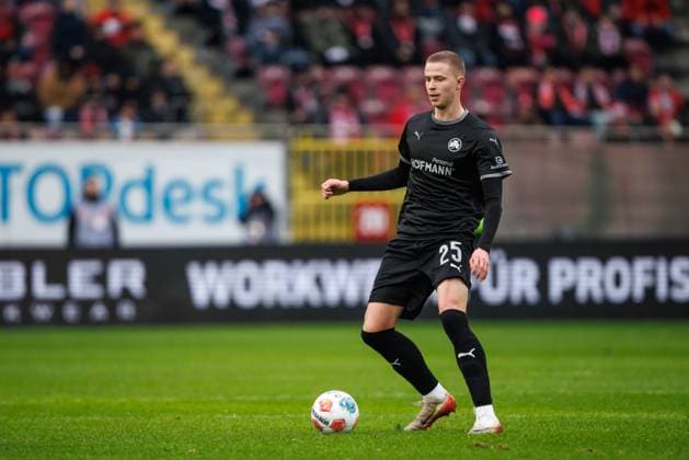 Brynjar Ingi Bjarnason (SpVgg Greuther Fuerth) mit Ball, 1. FC Kaiserslautern vs SpVgg Greuther Fuerth, Fussball, 2. Bundesliga, 22. Spieltag, Saison 2025 2026, 14.02.2025 1. FC Kaiserslautern vs SpVgg Greuther Fuerth, Fussball, 2. Bundesliga, 22. Spieltag, Saison 2025 2026, 14.02.2025