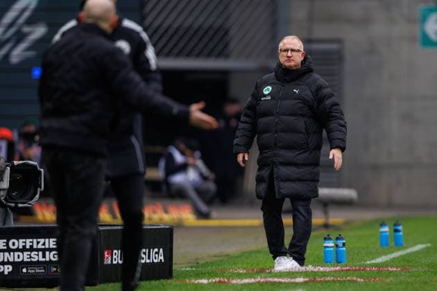 Heiko Vogel (Trainer SpVgg Greuther Fuerth) an der Seitenlinie, 1. FC Kaiserslautern vs SpVgg Greuther Fuerth, Fussball, 2. Bundesliga, 22. Spieltag, Saison 2025 2026, 14.02.2025 1. FC Kaiserslautern vs SpVgg Greuther Fuerth, Fussball, 2. Bundesliga, 22. Spieltag, Saison 2025 2026, 14.02.2025