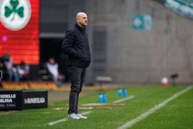 Thorsten Lieberknecht (Trainer 1.FC Kaiserslautern) an der Seitenlinie, 1. FC Kaiserslautern vs SpVgg Greuther Fuerth, Fussball, 2. Bundesliga, 22. Spieltag, Saison 2025 2026, 14.02.2025 1. FC Kaiserslautern vs SpVgg Greuther Fuerth, Fussball, 2. Bundesliga, 22. Spieltag, Saison 2025 2026, 14.02.2025
