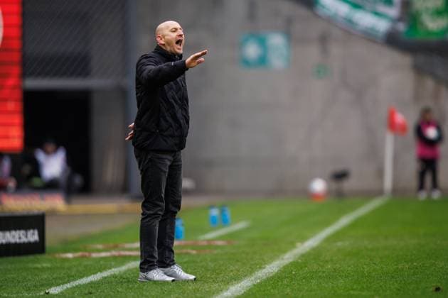 Thorsten Lieberknecht (Trainer 1.FC Kaiserslautern) an der Seitenlinie, 1. FC Kaiserslautern vs SpVgg Greuther Fuerth, Fussball, 2. Bundesliga, 22. Spieltag, Saison 2025 2026, 14.02.2025 1. FC Kaiserslautern vs SpVgg Greuther Fuerth, Fussball, 2. Bundesliga, 22. Spieltag, Saison 2025 2026, 14.02.2025