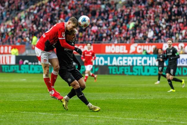 Paul Joly (1.FC Kaiserslautern) im Zweikampf mit Aaron Keller (SpVgg Greuther Fuerth), 1. FC Kaiserslautern vs SpVgg Greuther Fuerth, Fussball, 2. Bundesliga, 22. Spieltag, Saison 2025 2026, 14.02.2025 1. FC Kaiserslautern vs SpVgg Greuther Fuerth, Fussball, 2. Bundesliga, 22. Spieltag, Saison 2025 2026, 14.02.2025