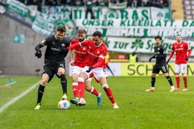 Branimir Hrgoto (SpVgg Greuther Fuerth) im Zweikampf mit Simon Asta (1.FC Kaiserslautern) und Kenny Prince Redondo (1.FC Kaiserslautern), 1. FC Kaiserslautern vs SpVgg Greuther Fuerth, Fussball, 2. Bundesliga, 22. Spieltag, Saison 2025 2026, 14.02.2025 1. FC Kaiserslautern vs SpVgg Greuther Fuerth, Fussball, 2. Bundesliga, 22. Spieltag, Saison 2025 2026, 14.02.2025
