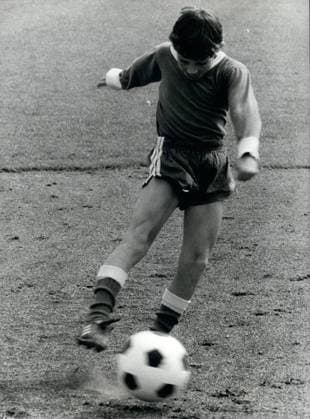 1977 - Beckenbauers son plays also football The son of the famous soccer-star of Germany, Franz Beckenbauer (now in the USA) does also play football. He is member of the Junior Football team of Lucerne, Switzerland. Our picture show, that he is also good in header as by foot. Keystone Zurich 77-9-20 Copyright: xKeystonexPicturesxUSAx