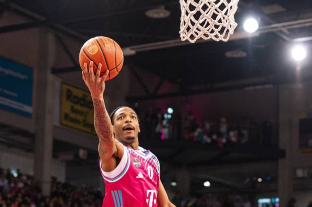 Szene mit Jalen Finch (0, Telekom Baskets Bonn) in Aktion auf dem Spielfeld in der Partie zwischen Telekom Baskets Bonn und Veolia Towers Hamburg am 20. Spieltag in der EasyCredit BBL in Bonn beim Karnevalsspiel. Jalen Finch (0, Telekom Baskets Bonn) in Aktion