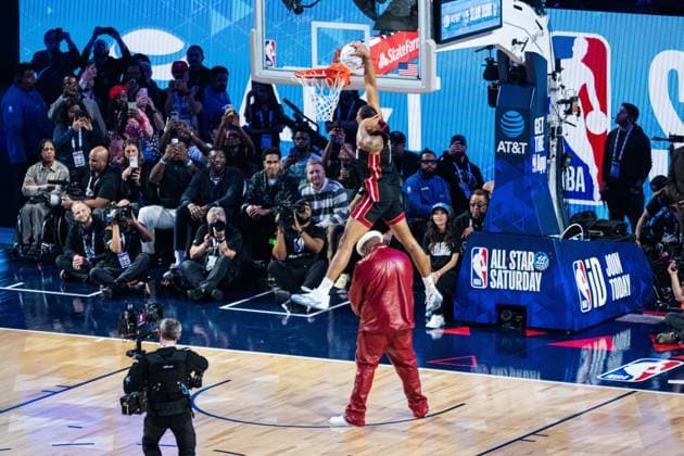 NBA, Basketball Herren, USA All Star 2026: Slum Dunk Contest LOS ANGELES, CA - FEB 14: Keshad Johnson from the Miami Heat dunks over Rapper E-40 during the Dunk contest at the NBA All-Star weekend at Intuit Dome in Los Angeles, United States on February 14, 2026. Jon Putman Anadolu California United States. Editorial use only. Please get in touch for any other usage.  Copyright: x2026xAnadoluxJonxPutmanx