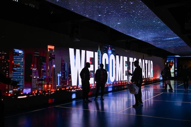 Doha Racket Exchange: WTA, Tennis Damen 1000 Finale Gives Way To ATP, Tennis Herren 500 Arrivals DOHA, QATAR FEBRUARY 14: Workers are silhouetted against a large Welcome to Qatar digital display during the final night of the 2026 Qatar TotalEnergies Open at the Khalifa International Tennis and Squash Complex in Doha, Qatar, February 14, 2026. The evening marks a major logistical transition at the venue as the WTA 1000 event concludes and the site prepares for the arrival of the ATP 500 Qatar ExxonMobil Open tour with early practice sessions and media preparations Doha Qatar  Copyright: xArturxWidakx originalFilename:widak-doharack260214_npR8r.jpg