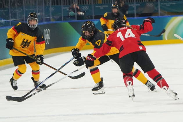 Milano Cortina, 2026 , Winter Olympic Games, Olympische Spiele, Olympia, OS Olympics, Winter-Olympische spiele 2026 , Eishockey Frauen, Finnland-Kanada ,vs Deutschland, Canada vs Germany Women , Playoffs Quarterfinals, Milano Rho Ice hockey, Eishockey Arena Emily Nix, Germany Deutschland GER Renata Fast Canada CAN Photocopyright Gladys Chai von der Laage *** Milano Cortina, 2026 , Winter Olympic Games, Olympics, Winter Olympics 2026 , Ice Hockey Women, Finland Canada ,vs Germany, Canada vs Germany Women , Playoffs Quarterfinals, Milano Rho Ice Hockey Arena Emily Nix, Germany Germany GER Renata Fast Canada CAN Photocopyright Gladys Chai von der Laage
