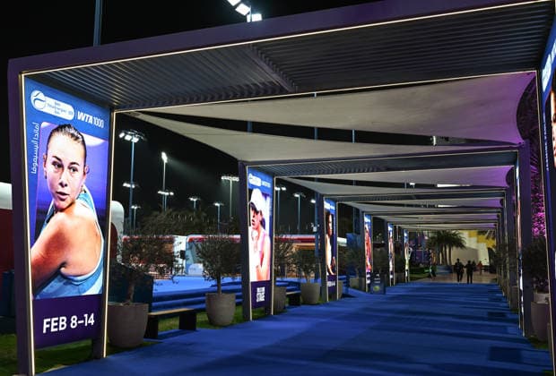 Doha Racket Exchange: WTA, Tennis Damen 1000 Finale Gives Way To ATP, Tennis Herren 500 Arrivals DOHA, QATAR FEBRUARY 14: A general view of an illuminated walkway featuring player banners including Amanda Anisimova during the final night of the Qatar TotalEnergies Open at the Khalifa International Tennis and Squash Complex in Doha, Qatar, February 14, 2026. The evening marks a major logistical transition at the venue as the WTA 1000 event concludes and the site prepares for the arrival of the ATP 500 tour with early practice sessions and media preparations already underway. Doha Qatar  Copyright: xArturxWidakx originalFilename:widak-doharack260214_npB8C.jpg