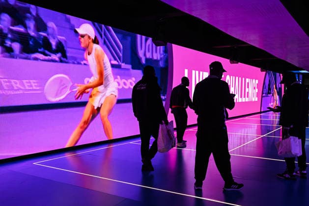 Doha Racket Exchange: WTA, Tennis Damen 1000 Finale Gives Way To ATP, Tennis Herren 500 Arrivals DOHA, QATAR FEBRUARY 14: Workers walk through an immersive fan experience corridor featuring a giant LED screen of world No. 1 Iga ÅöwiÄÖtek during the final night of the 2026 Qatar TotalEnergies Open at the Khalifa International Tennis and Squash Complex in Doha, Qatar, February 14, 2026. The evening marks a major logistical transition at the venue as the WTA 1000 event concludes and the site prepares for the arrival of the ATP 500 Qatar ExxonMobil Open tour with early practice sessions and media preparations Doha Qatar  Copyright: xArturxWidakx originalFilename:widak-doharack260214_npEod.jpg