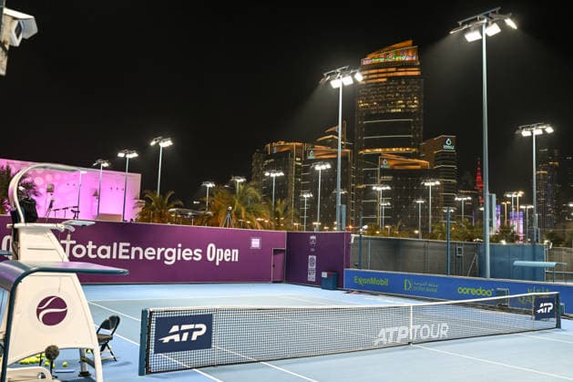 Doha Racket Exchange: WTA, Tennis Damen 1000 Finale Gives Way To ATP, Tennis Herren 500 Arrivals DOHA, QATAR FEBRUARY 14: A general view of an outdoor hard court featuring dual branding for the WTA TotalEnergies Open and ATP Tour during the final night of the women s tournament at the Khalifa International Tennis and Squash Complex in Doha, Qatar, February 14, 2026. The evening marks a major logistical transition at the venue as the WTA 1000 event concludes and the site prepares for the arrival of the ATP 500 Qatar ExxonMobil Open tour with early practice sessions and media preparations Doha Qatar  Copyright: xArturxWidakx originalFilename:widak-doharack260214_npGFu.jpg