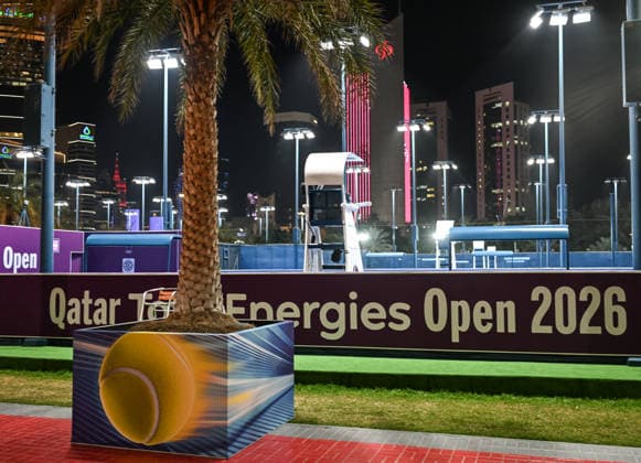 Doha Racket Exchange: WTA, Tennis Damen 1000 Finale Gives Way To ATP, Tennis Herren 500 Arrivals DOHA, QATAR FEBRUARY 14: A general view of the branded stadium perimeter and practice facilities during the final night of the 2026 Qatar TotalEnergies Open at the Khalifa International Tennis and Squash Complex in Doha, Qatar, February 14, 2026. The evening marks a major logistical transition at the venue as the WTA 1000 event concludes and the site prepares for the arrival of the ATP 500 Qatar ExxonMobil Open tour with early practice sessions and media preparations Doha Qatar  Copyright: xArturxWidakx originalFilename:widak-doharack260214_npPXz.jpg