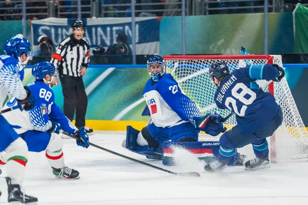 February 14, 2026, Milan, Italy: EELI TOLVANEN (28) of Finland scoring a goal against Italy in a Group B game at the Milano Santagiulia Ice hockey, Eishockey Arena during the 2026 Milano Cortina Winter Olympics. Finland won, 11:0. Olympics 2026 Milano Cortina: Ice Hockey Men s: FINLAND 11:0 ITALY  - ZUMAa161 20260214_oly_a161_094 Copyright: xWalterxG.xArcex