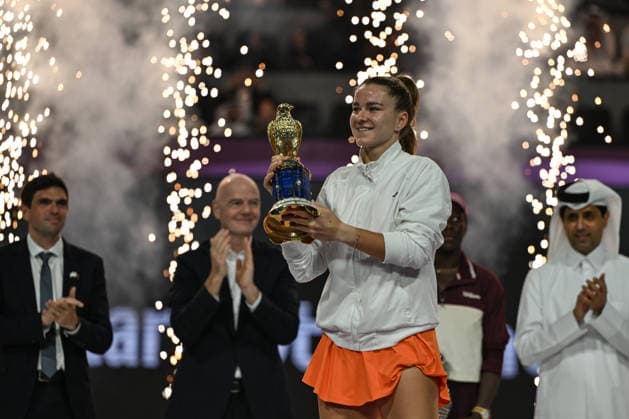 Qatar TotalEnergies Open 2026 - Singles Final DOHA, QATAR FEBRUARY 14: Singles winner Karolina Muchova of the Czech Republic celebrates with the Golden Falcon Trophy during the trophy ceremony for the 2026 Qatar TotalEnergies Open at the Khalifa International Tennis and Squash Complex on February 14, 2026, in Doha, Qatar. Doha Qatar  Copyright: xArturxWidakx originalFilename:widak-qatartot260214_npNDI.jpg