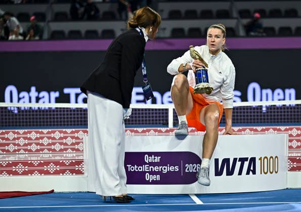 WTA, Tennis Damen QATAR OPEN 2026-SINGLES FINAL Karolina Muchova of the Czech Republic celebrates with the trophy during the awarding ceremony after winning the women s singles final match against victory over Victoria Mboko of Canada of the WTA Qatar TotalEnergies Open 2026 at the Khalifa International Tennis Complex in Doha, Qatar, on February 14, 2026. DOHA Qatar Copyright: xNOUSHADx