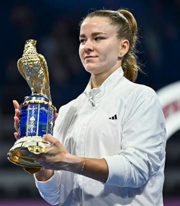 WTA, Tennis Damen QATAR OPEN 2026-SINGLES FINAL Karolina Muchova of the Czech Republic celebrates with the trophy during the awarding ceremony after winning the women s singles final match against victory over Victoria Mboko of Canada of the WTA Qatar TotalEnergies Open 2026 at the Khalifa International Tennis Complex in Doha, Qatar, on February 14, 2026. DOHA Qatar Copyright: xNOUSHADx