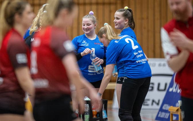 Volleyball, Saison 2025 2026, Dritte Liga West, 14.02.2026, 16. Spieltag, Frauen, BW Dingden (blau) vs. VV Humann Essen (rot) v.l.: Lara Kruse (BW Dingden), Eva Schmitz (BW Dingden), Leni Vehns (BW Dingden), Hamminkeln Sporthalle am Mumbeckerbach Nordrhein-Westfalen Deutschland