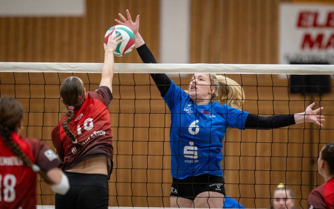 Volleyball, Saison 2025 2026, Dritte Liga West, 14.02.2026, 16. Spieltag, Frauen, BW Dingden (blau) vs. VV Humann Essen (rot) v.l.: Finja Kern (VV Humann Essen), Louisa Baumeister (BW Dingden), Hamminkeln Sporthalle am Mumbeckerbach Nordrhein-Westfalen Deutschland