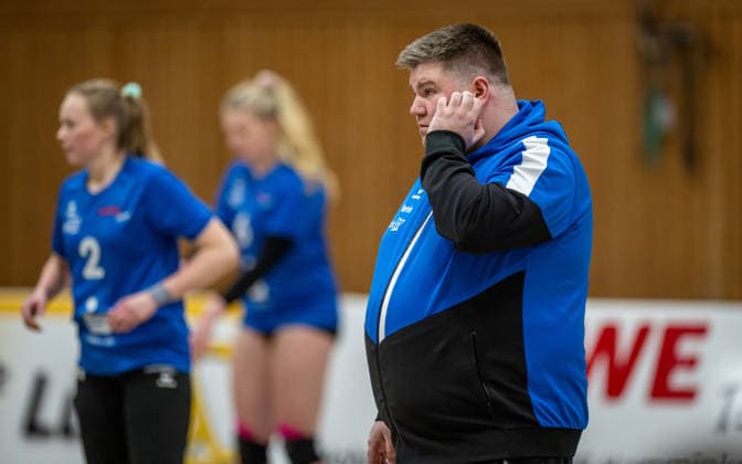 Volleyball, Saison 2025 2026, Dritte Liga West, 14.02.2026, 16. Spieltag, Frauen, BW Dingden (blau) vs. VV Humann Essen (rot) Marvin Hansmann (Trainer BW Dingden), Hamminkeln Sporthalle am Mumbeckerbach Nordrhein-Westfalen Deutschland