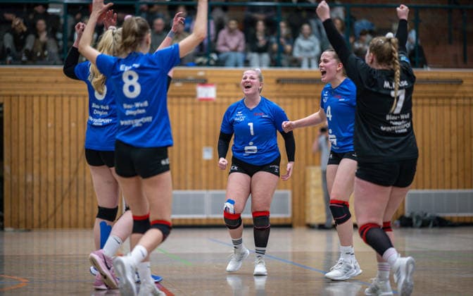 Volleyball, Saison 2025 2026, Dritte Liga West, 14.02.2026, 16. Spieltag, Frauen, BW Dingden (blau) vs. VV Humann Essen (rot) v.l.: Louisa Baumeister (BW Dingden), Janne Epping (BW Dingden), Lara Kruse (BW Dingden), Leni Vehns (BW Dingden), Mira Kruse (Libera BW Dingden), Hamminkeln Sporthalle am Mumbeckerbach Nordrhein-Westfalen Deutschland